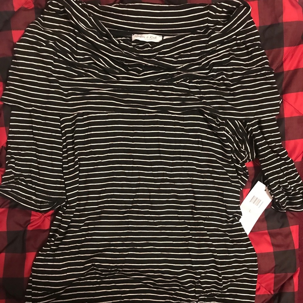🤰short sleeve shirt w/ cowlneck blk&wht stripes🤰
